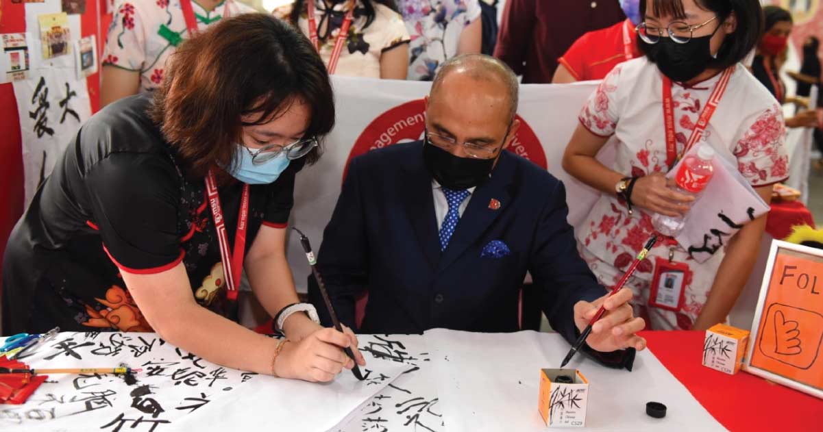 MSU-President-trying-out-Chinese-calligraphy-at-the-MSU-Club-Carnival-2021